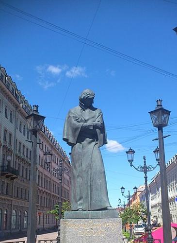 Памятник Николаю Гоголю работы скульптора  М. В. Бе­лова в Санкт-Петербурге на Малой Конюшенной улице.