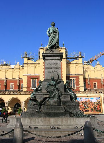 Памятник Адаму Мицкевичу работы скульптора Теодора Ригера в Кракове на Главном Рынке на углу улиц Суккенице и Сенной.