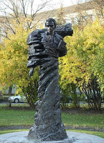 Памятник Тарасу Шевченко работы скульптора Игоря Гречаника в Риге в парке Кронвалда.