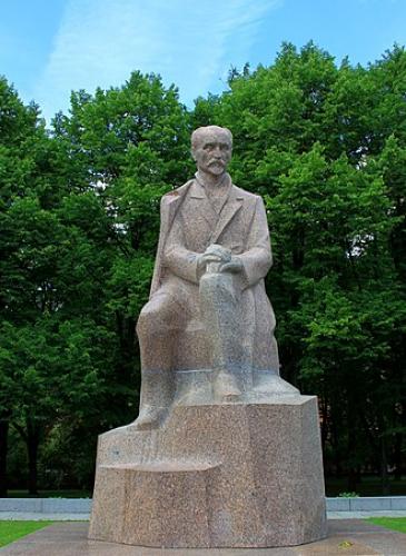 Памятник Райнису работы скульпторов Карлиса Земдеги, Айвара Гулбиса и Лаймониса Блумберга в Риге на Эспланаде.