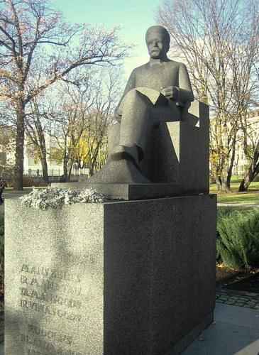 Памятник Рудольфу Блауманису работы скульптора Теодора Залькалнса в Риге в парке у рижского канала.