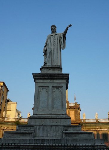 Памятник Данте Алигьери работы скульпторов Тито Анджелини и Томмазо Солари в Неаполе на площади Данте.