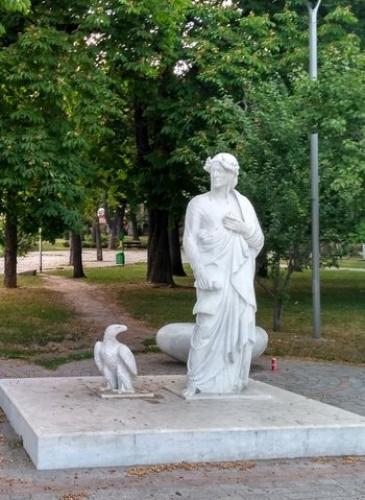 Памятник Данте Алигьери работы скульптора Лучиано Массари в Киеве на Владимирской горке, недалеко от пересечения улиц Трехсвятительской и Костельной.