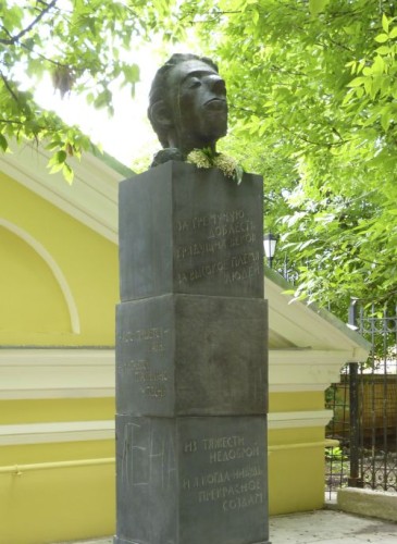 Памятник Осипу Мандельштаму работы скульпторов Дмитрия Шаховского и Елены Мунц в Москве в сквере между домом 5 по улице Забелина и домом 10 по Старосадскому переулку.