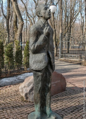 Памятник Осипу Мандельштаму работы скульптора Лазаря Гадаева в Воронеже около входа в парк «Орлёнок».