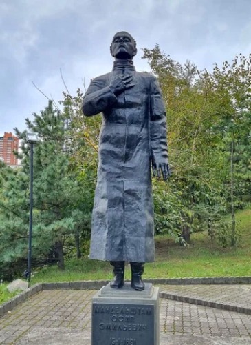 Памятник Осипу Мандельштаму работы скульптора Валерия Ненаживина во Владивостоке на ул. Гоголя 41 (в сквере ВГУЭС).