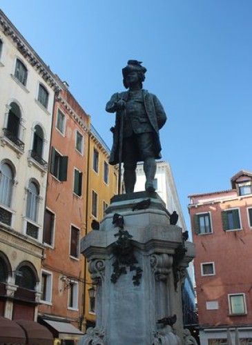 Памятник Карло Гольдони работы скульптора Антонио Даль Дзотто в Венеции на площади Сан-Бартоломео.