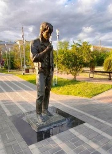 Памятник Виктору Цою работы скульптора Николая Галушкина в Элисте на Аллее Героев.