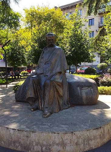 Памятник Тарасу Шевченко в Тбилиси в парке на проспекте Петра Меликишвили.