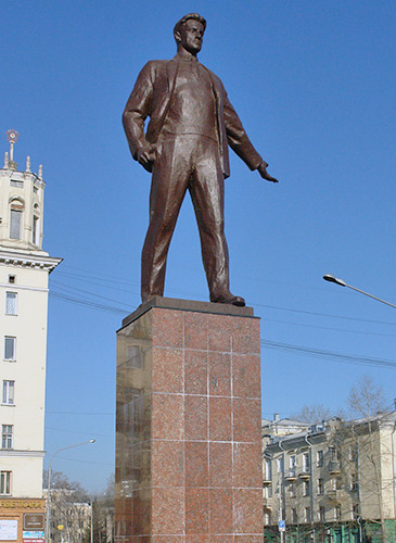 Памятник Владимиру Маяковскому работы скульптора Бориса Пленкина в Новокузнецке, Кемеровская область на площади Мая­ковского.