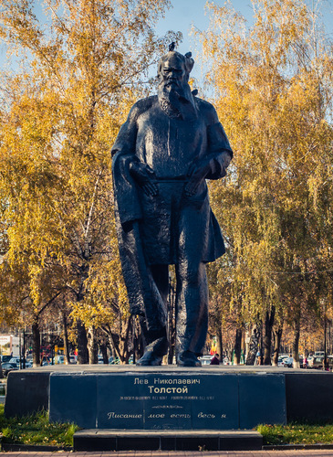 Памятник Льву Толстому работы скульптора В. И. Буякина в Туле около Центрального парка.